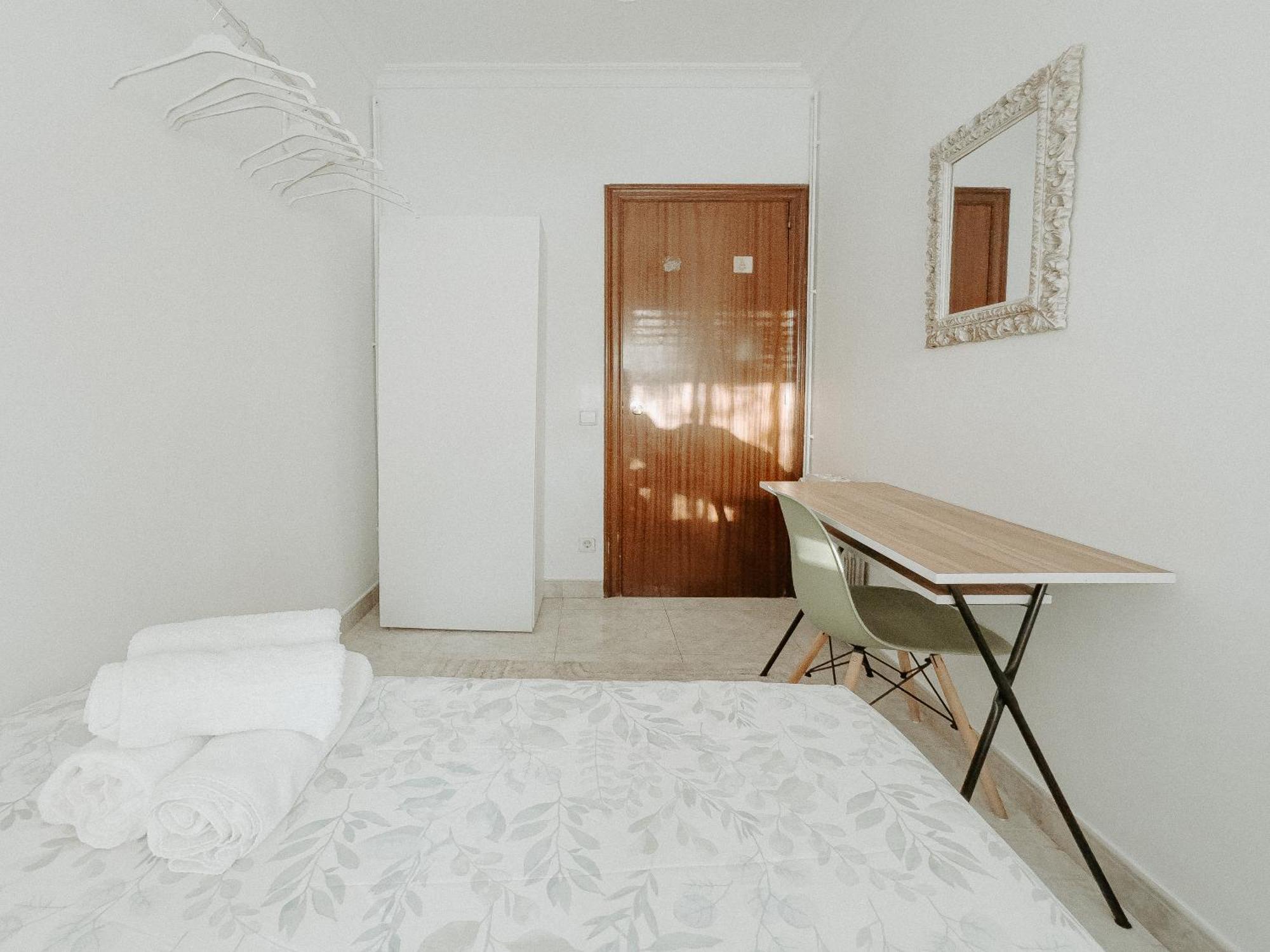 Charming Rooms In Shared Apartment Near Camp Nou Барселона Номер фото